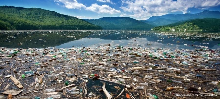 Manancial contaminado com lixo e plásticos
